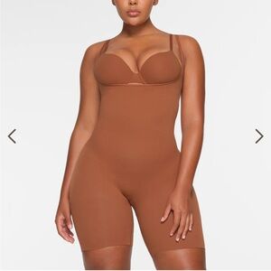 SKIMS SHAPEWEAR BUTT LIFTING OPEN BUST BODYSUIT SIZE M